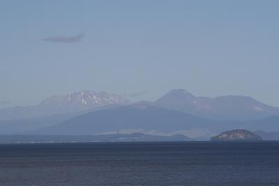 Lake Taupo mit den Vulkanen des Tongariro Nationalparks im Hintergrund