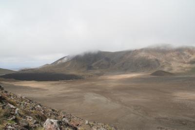 Duestere Vulkanlandschaft beim Tongariro Crossing