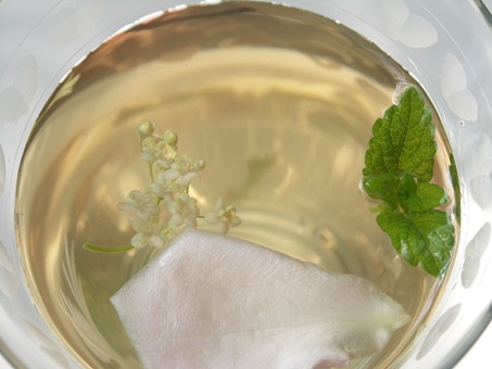 im-Glas-Holunderblueten-Rosenblaetter-Zitronenmelisee
