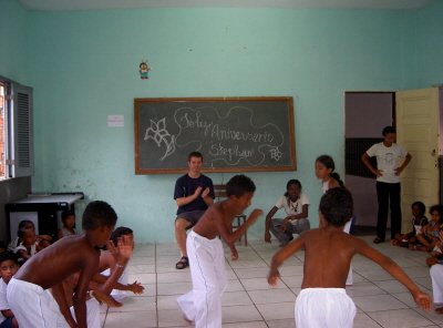 Die Kinder zeigen beim Capoeira ihr Können Die Kinder zeigen beim Capoeira ihr Können