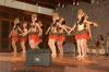 Traditionelle Tanzkleidung, es ist ja auch so warm da!!!
