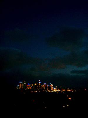 Licht aus, Spot an. Blick auf Sydney bei Nacht.