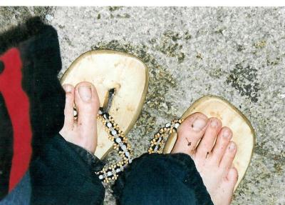 Jap. Das war in Berlin. An dem Tag als wir beim Bundestag waren musste es natürlich davor richtig pissen. Und was hat Steffi an? Genau, Flip-Flops. Nuja, so sah die Gute dann aus. Aber es hat ihr nichts ausgemacht, so in den Bundestag zu marschieren.<br />
Steffi, coole Aktion :D