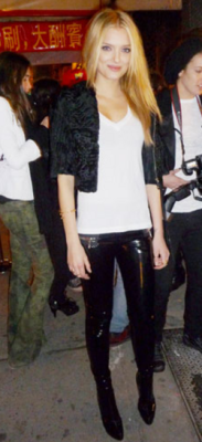 Topmodel-Lily-Donaldson-in-wetlook-legging-_article_full
