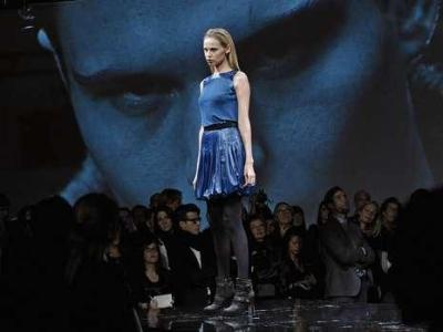 joop-modenschau-blaues-kleid-14659337__MBQF-1264027521-templateId-renderScaled-property-Bild-height-349