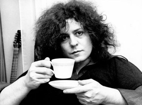 Marc Bolan mit einem Tässchen Tee