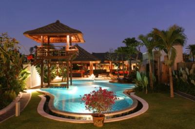 villa-mit-palmen-und-pool