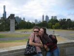 Martina und Erell vor der Skyline Melbournes.