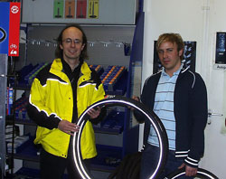 Marco Sonderegger von der Komenda AG übergibt Flavio die gesposnsertenSchwalbe-XR-Reifen.