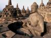 Borobudur (auch Borobodur) ist eine der größten buddhistischen Tempelanlagen Südostasiens.
<br />
 
<br />
Die kolossale Pyramide befindet sich rund 25 Kilometer nordwestlich von Yogyakarta auf der Insel Java in Indonesien. Borobudur wurde 1991 von der UNESCO als Weltkulturerbe anerkannt.
<br />
 
<br />
Gebaut wurde die Stupa vermutlich zwischen 750 und 850 während der Herrschaft der Sailendra-Dynastie. Als sich das Machtzentrum Javas im 10. und 11. Jahrhundert nach Osten verlagerte (vielleicht auch in Verbindung mit dem Ausbruch des Merapi 1006), geriet die Anlage in Vergessenheit und wurde von vulkanischer Asche und wuchernder Vegetation begraben. 1814 wurde sie wiederentdeckt, aber erst im Jahr 1835 brachten Europäer sie wieder ans Tageslicht. Ein Restaurierungsprogramm in der Zeit zwischen 1973 und 1984 brachte große Teile der Anlage wieder zu früherem Glanz.
<br />
 
<br />
Insgesamt neun Stockwerke türmen sich auf der quadratischen Basis von 123 m Länge. An den Wänden der vier sich stufenartig verjüngenden Galerien befinden sich Flachreliefs in der Gesamtlänge von über fünf Kilometern, welche das Leben und Wirken Buddhas beschreiben. Darüber liegen drei sich konzentrisch verjüngende Terrassen mit insgesamt 72 Stupas, welche die Hauptstupa von fast 11 m Durchmesser umrahmen.
<br />

