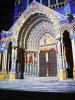 Chartres Westportal bunt angeleuchtet ähnlich der ursprünglichen Bemalung im Mittelalter