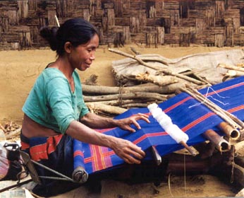 Eine Frau webt Kleidung. Das Bild stammt aus Wikipedia, Suchbegriff "Frau"