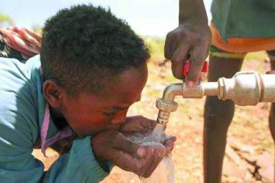 https://www.wmo.ch/news/images/child%20drinking%20water.jpg