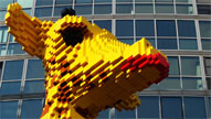 Die Legogiraffe am Potsdamer Platz wirbt für das Lego-Discovery-Center