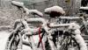 Fahrrad unter Schneedecke in Berlin