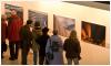 Besucher in der Ausstellung von Frans Lanting