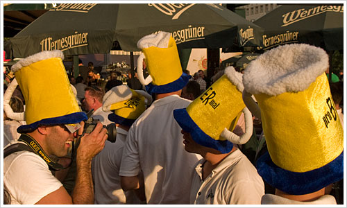 Lustige Hüte auf der Biermeile
