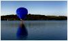 Ein blauer Ballon über einem See