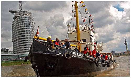 Ein Seenotkreuzer im Hafen von Bremerhaven
