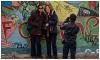 Ein Fotograf fotografiert zwei Frauen vor der Mauer der Eastsidegallery