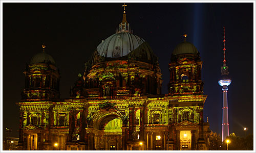 Der Berliner Dom mit Fernsehturm während des "Festival of Lights"