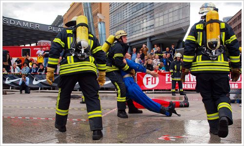 Feuerwehrmann rettet einen "Dummy" #tfa