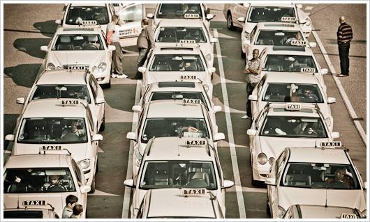 Warteschlange der Taxifahrer am Flughafen Tegel