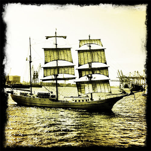 Ein Segelschiff beim Hamburger Hafenfest