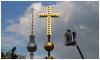 Das neue Kreuz für den Berliner Dom, im Hintergrund der Fernsehturm