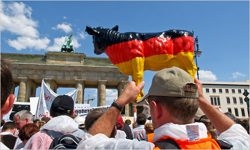 Mit der Deutschen Kuh am Brandenburger Tor