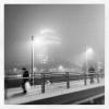 Berliner Architektur an der Warschauer Brücke im Nebel