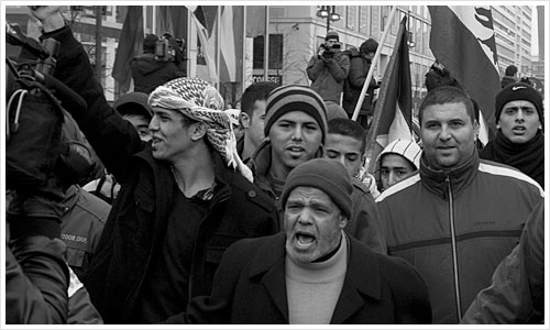 Wütende Männer bei einer Demonstration in Berlin