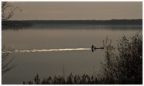 Ein einsames Kanu auf dem Senftenberger See
