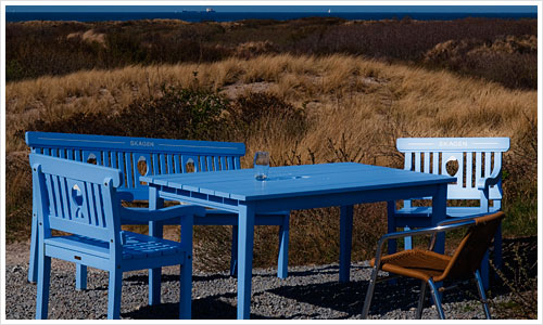 Blaue STühle um einen Tisch in Grenen