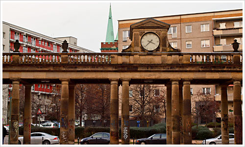 Säulengang mit Uhr an der Frankfurter Allee in Berlin
