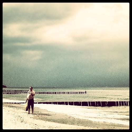 Ein mann steht am Strand