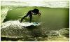 Ein Surfer taucht in die Welle