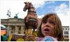 Kind mit trojanischem Pferd vor dem Brandenburger Tor