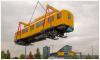 Der gelbe U-Bahn Wagen schwebt über dem Hauptbahnhof