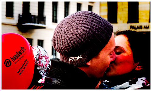 Ein Pärchen küsst sich zum Valentinstag