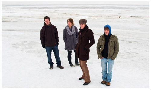 Menschen auf der zugefrorenen Ostsee
