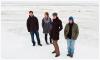 Menschen auf der zugefrorenen Ostsee