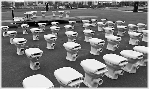 Toilettenschüsseln vor dem Berliner Hauptbahnhof