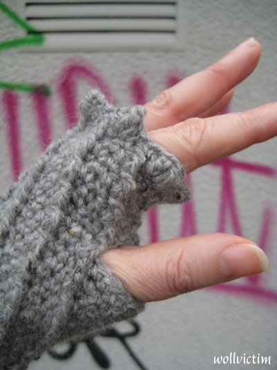 wristwarmer grau wollvictim vor graffittiwand wristwarmer grau wollvictim vor graffittiwand