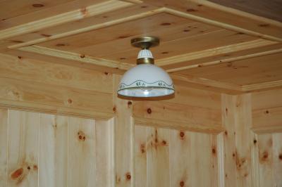 decke-mit-lampe