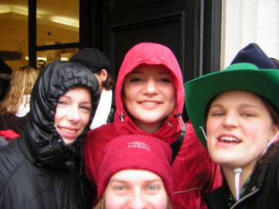 Karen, Christian, Miriam und ich, im Regen auf die Parade wartend 