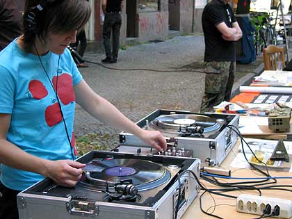 Auf dem Straßenfest in der Weisestraße Auf dem Straßenfest in der Weisestraße