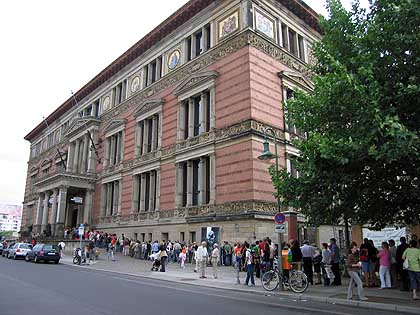 Warteschlange vor dem Martin-Gropius-Bau