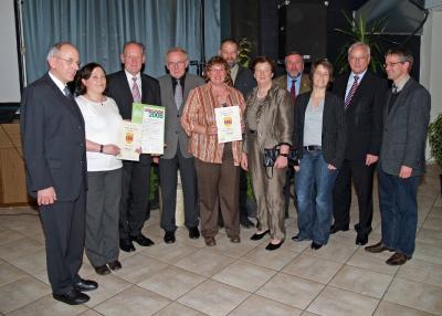 Freuten sich über Zwillbrocks Erfolg (v.l.): Bruder Hubert, Irene Dechering, Heinz Göring, Bürgermeister Hermann Pennekamp, Maria Thesseling, Josef Reiring, Ursula Sieverding, Roland Schulte, Sandra Lentfort, Landrat Gerd Wiesmann und Hubert Grothues.
<br />
	